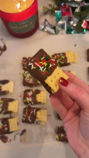 EASY Andes cracker candy! Be sure to SAVE & SHARE this one! 😘

You guys are going to LOVE this one! ✨ 🤶🏻 

#easychristmastreats #christmasdessert #easychristmasrecipes