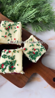 Want something besides sugar cookies on Christmas Eve? Word on the street is Santa LOVES these red velvet cookie bars! 😋🤩

#christmasrecipes #christmasbaking #easychristmasrecipes
