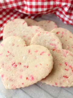 The sweetest little Valentines sugar cookies! 💝 

+ @lorannglobal emulsions. Always.

https://maegankaybakes.com/festive-sprinkle-sugar-cookies/

#valentinesdaytreats #valentinesdaydesserts #valentinescookies