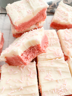 Strawberry Sugar Cookie Bars! 💝 🍓
https://maegankaybakes.com/strawberry-sugar-cookie-bars-recipe/