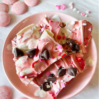 If you're a fan of Christmas crack, you're going to love this Valentine's cracker toffee! Made with Saltine or Ritz cracks and white chocolate candy melts - this quick dessert is as delicious as it is festive!⁣
⁣
For my Instagram friends, comment "toffee" to have this recipe sent directly to your DMs!#chocolate #recipes #instayum #chocolates #foodforfoodies #eatthis ⁣
⁣
https://maegankaybakes.com/valentines-day-cracker-toffee-easy/