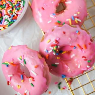 How CUTE would these be with Valentine's Day sprinkles?! I'm continuing my easy Valentine's Day recipes with cake mix donuts!#doughnuts #sprinklescupcakes #doughnut #cakelover ⁣
⁣
Instagram friends -comment "donuts" to have this cake mix donut recipe sent straight to your DMs!