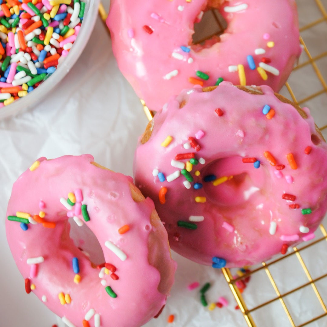 How CUTE would these be with Valentine's Day sprinkles?! I'm continuing my easy Valentine's Day recipes with cake mix donuts!#doughnuts #sprinklescupcakes #doughnut #cakelover ⁣
⁣
Instagram friends -comment "donuts" to have this cake mix donut recipe sent straight to your DMs!