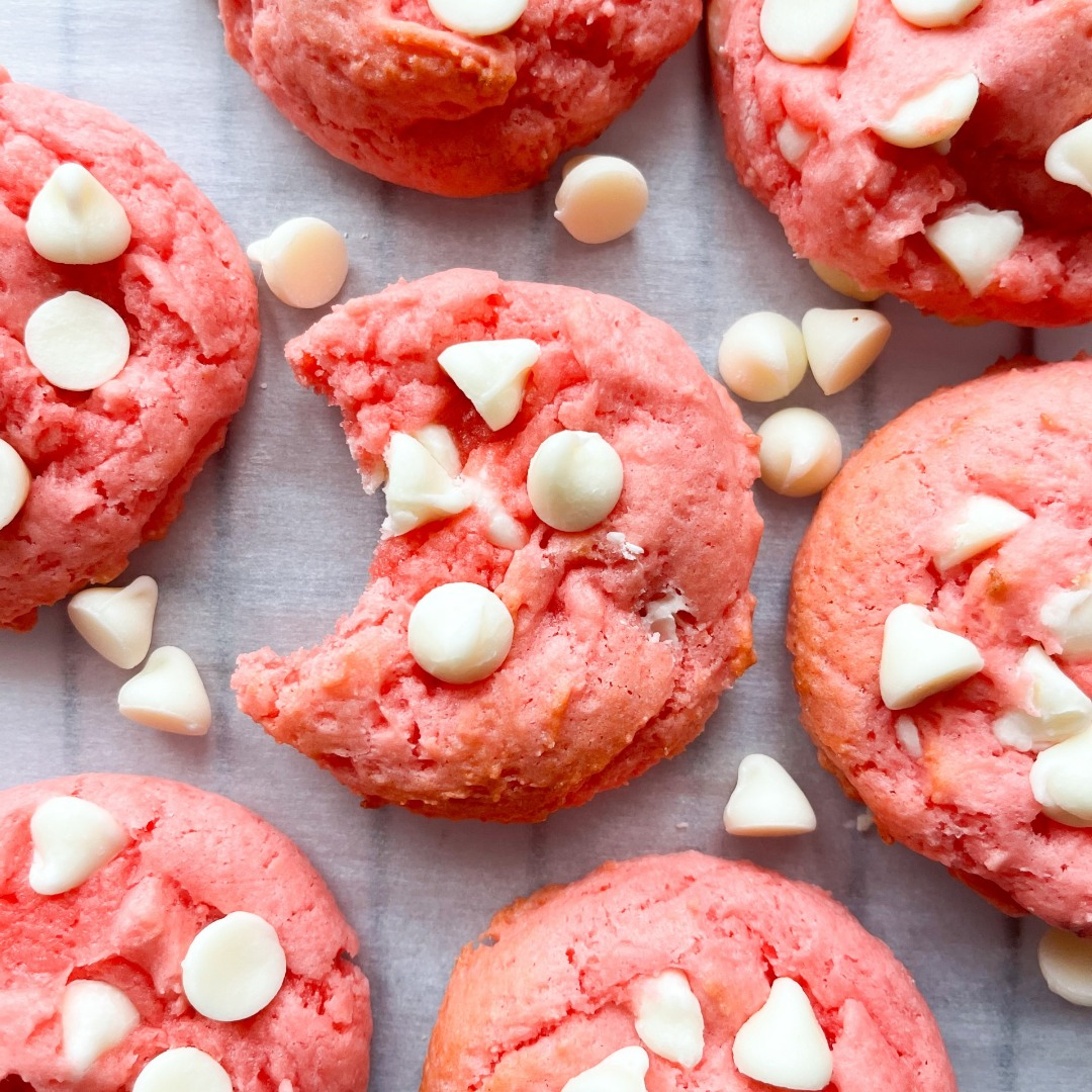 Sometimes you just need something that you can whip up in 5 minutes. These 4 ingredient cake mix cookies are the perfect week night treat!⁣
⁣
https://maegankaybakes.com/strawberries-cream-cake-mix-cookies/