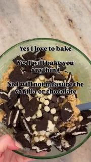 Forever never measuring vanilla and chocolate ❤️ 

Recipe:

https://maegankaybakes.com/cookies-and-cream-cookies-with-crushed-oreos/